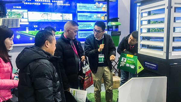 托普云農工作人員現場講解