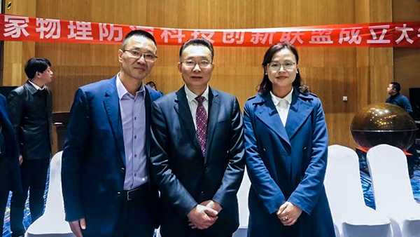 全國農技中心劉天金主任(中)