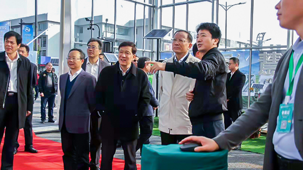 浙江省人大常委會副主任、省總工會主席史濟錫詳細詢問省農業信息化建設情況。