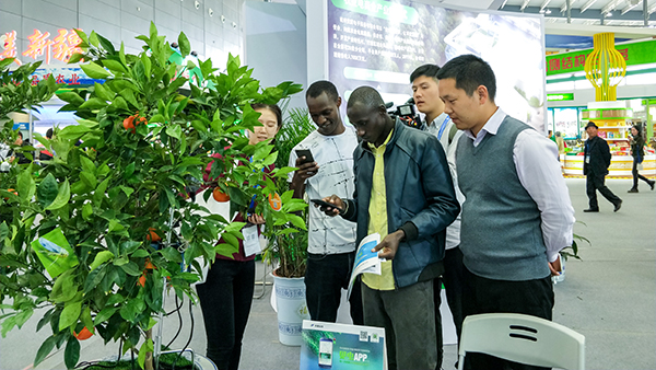 托普云農帶來的新型技術成果,得到了現場不少訪客的關注與期待