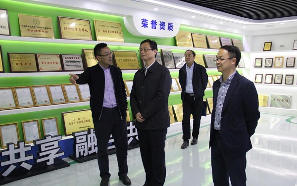 托普云農(nóng)展廳內(nèi),陳渝陽董事長向謝建華副主任介紹公司情況