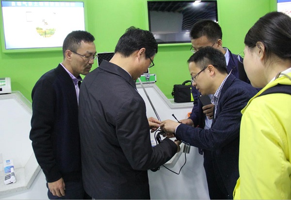 朱旭華副總經(jīng)理向謝主任介紹智能硬件產(chǎn)品