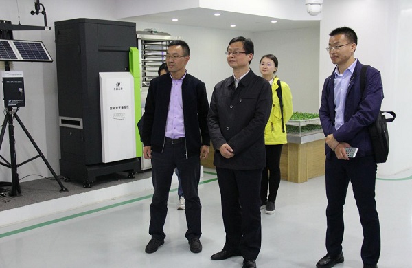 謝主任一行聽取托普云農(nóng)耕地質(zhì)量保護(hù)大數(shù)據(jù)平臺建設(shè)及應(yīng)用情況