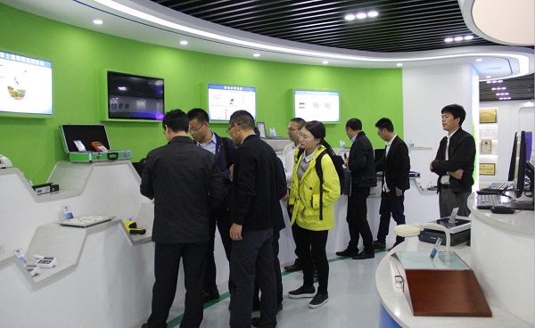 朱旭華副總經(jīng)理向謝主任介紹智能硬件產(chǎn)品