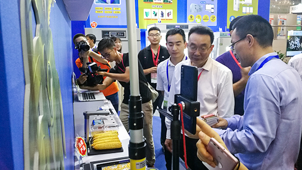 劉主任、吳副司長(zhǎng)體驗(yàn)托普云農(nóng)考種新技術(shù)