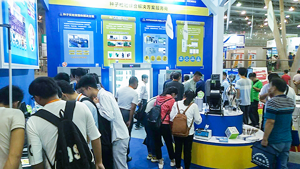 托普云農(nóng)在考種領(lǐng)域的亮點(diǎn)技術(shù)吸引了不少相關(guān)人士駐足觀看