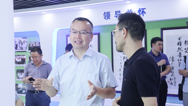 趙喜凱局長現場參觀了托普云農展廳