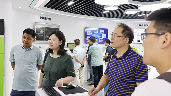 劉燕副主任一行參觀數(shù)字三農(nóng)展廳