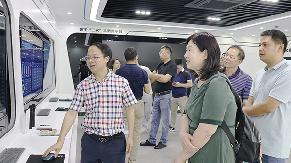 劉燕副主任一行參觀數(shù)字三農(nóng)展廳