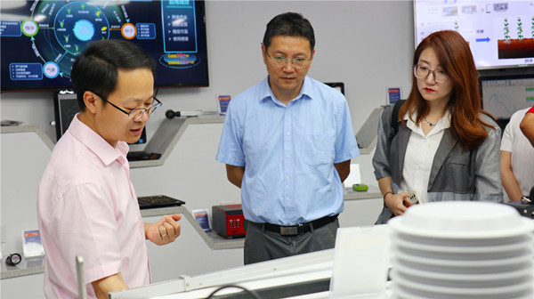 王建軍一行參觀托普云農數字展廳