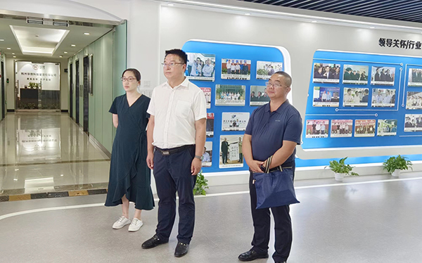 酒泉肅州區政府黨組成員、副區長范志俊參觀托普云農展廳