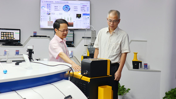 杭州市總工會黨組書記、常務副主席鄭榮新參觀托普云農數字展廳