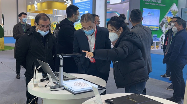 浙江省種子管理總站站長施俊生(左一)